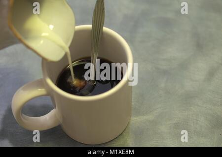 Sie Kaffee mit Milch und Zucker. Stockfoto