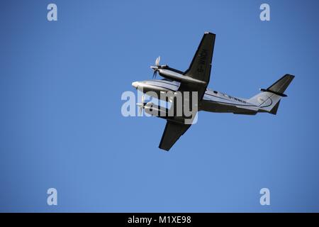 Einen kleinen zweimotorigen Flugzeug in einem blauen Himmel kurz nach dem Start von der Fairoaks Airport in der Nähe von Woking, Surrey Stockfoto