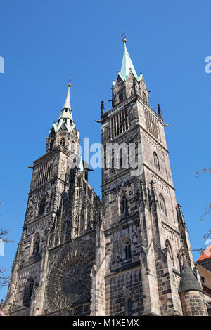 Saint Lawrence Kathedrale (St. Lorenz) über den klaren blauen Himmel, mittelalterlichen gotischen Kirche in Nürnberg, Deutschland, Low Angle View Stockfoto