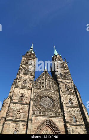 Saint Lawrence Kathedrale (St. Lorenz) über den klaren blauen Himmel, mittelalterlichen gotischen Kirche in Nürnberg, Deutschland, Low Angle Vorderansicht Stockfoto