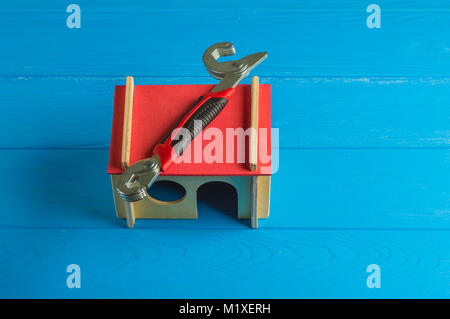 Reparatur von Werkzeugen und Modell Haus auf Holz- Hintergrund Stockfoto