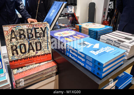 Die Abbey Road Shop Verkauf von verschiedenen bzgl. Musik Geschenke, einschließlich Beatles ähnliche Bücher. Stockfoto