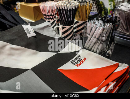 Die Abbey Road Shop Verkauf von verschiedenen bzgl. Musik Geschenke, einschließlich Taschen, Kugelschreiber und Bleistifte. Stockfoto