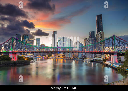 Brisbane. Stadtbild bild Skyline von Brisbane, Australien mit Story Bridge während der dramatischen Sonnenuntergang. Stockfoto