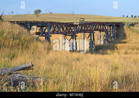 Alten, verlassenen hölzerne Eisenbahnbrücke auf Cunningar Road, in der Nähe von Boorowa, Central West NSW, Australien Stockfoto