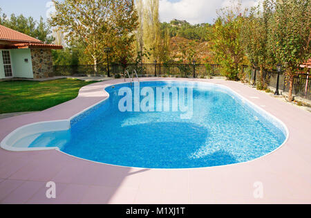 Schwimmbad im Ferienhaus in Zypern. Stockfoto