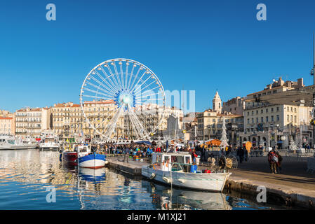 Marseille, Frankreich - Dezember 4, 2016: Fischmarkt in der Altstadt Vieux Port ist eine beliebte Touristenattraktion in Marseille, Provence, Frankreich. Fischerboote in Stockfoto