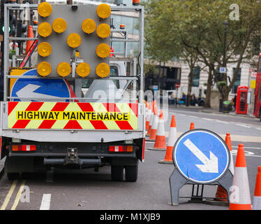 Die London Street verbarrikadiert mit Highway Maintenance Fahrzeug und Verkehr Kegel mit der rechten Abzweigung Verkehrsschild Halten - Baustellen Konzept Stockfoto