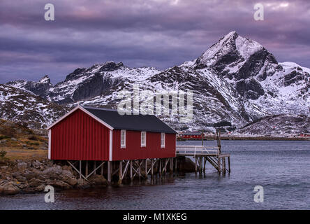 Das schöne Fischerdorf Sund in Flakstadøya auf den Lofoten norwegen Stockfoto