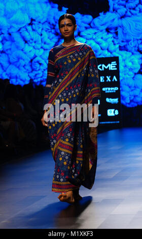 Mumbai, Indien. 02 Feb, 2018. Ein Modell showcase Designs von Gaurang auf dem Erscheinen während Tag 3 Lakme Fashion Week im Sommer/Resort 2018 Jio Garten in Mumbai. Credit: Azhar Khan/Pacific Press/Alamy leben Nachrichten Stockfoto