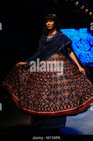 Mumbai, Indien. 02 Feb, 2018. Ein Modell showcase Designs von Gaurang auf dem Erscheinen während Tag 3 Lakme Fashion Week im Sommer/Resort 2018 Jio Garten in Mumbai. Credit: Azhar Khan/Pacific Press/Alamy leben Nachrichten Stockfoto