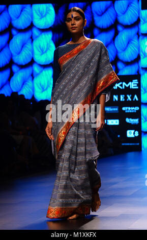 Mumbai, Indien. 02 Feb, 2018. Ein Modell showcase Designs von Gaurang auf dem Erscheinen während Tag 3 Lakme Fashion Week im Sommer/Resort 2018 Jio Garten in Mumbai. Credit: Azhar Khan/Pacific Press/Alamy leben Nachrichten Stockfoto