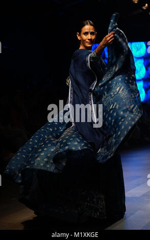 Mumbai, Indien. 02 Feb, 2018. Ein Modell showcase Designs von Gaurang auf dem Erscheinen während Tag 3 Lakme Fashion Week im Sommer/Resort 2018 Jio Garten in Mumbai. Credit: Azhar Khan/Pacific Press/Alamy leben Nachrichten Stockfoto