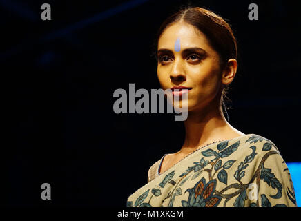 Mumbai, Indien. 02 Feb, 2018. Ein Modell showcase Designs von Gaurang auf dem Erscheinen während Tag 3 Lakme Fashion Week im Sommer/Resort 2018 Jio Garten in Mumbai. Credit: Azhar Khan/Pacific Press/Alamy leben Nachrichten Stockfoto