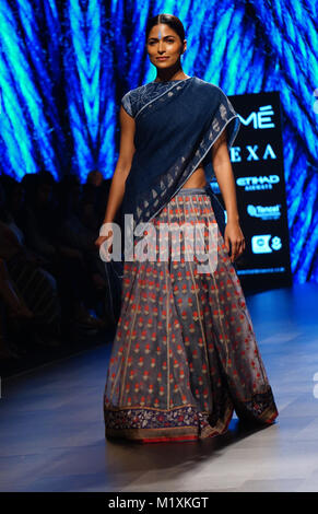 Mumbai, Indien. 02 Feb, 2018. Ein Modell showcase Designs von Gaurang auf dem Erscheinen während Tag 3 Lakme Fashion Week im Sommer/Resort 2018 Jio Garten in Mumbai. Credit: Azhar Khan/Pacific Press/Alamy leben Nachrichten Stockfoto