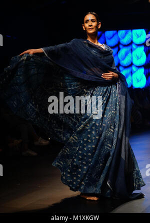 Mumbai, Indien. 02 Feb, 2018. Ein Modell showcase Designs von Gaurang auf dem Erscheinen während Tag 3 Lakme Fashion Week im Sommer/Resort 2018 Jio Garten in Mumbai. Credit: Azhar Khan/Pacific Press/Alamy leben Nachrichten Stockfoto