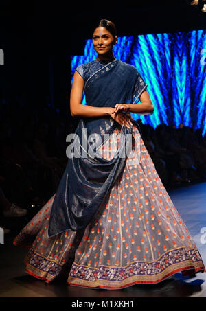 Mumbai, Indien. 02 Feb, 2018. Ein Modell showcase Designs von Gaurang auf dem Erscheinen während Tag 3 Lakme Fashion Week im Sommer/Resort 2018 Jio Garten in Mumbai. Credit: Azhar Khan/Pacific Press/Alamy leben Nachrichten Stockfoto