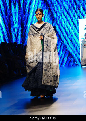 Mumbai, Indien. 02 Feb, 2018. Ein Modell showcase Designs von Gaurang auf dem Erscheinen während Tag 3 Lakme Fashion Week im Sommer/Resort 2018 Jio Garten in Mumbai. Credit: Azhar Khan/Pacific Press/Alamy leben Nachrichten Stockfoto