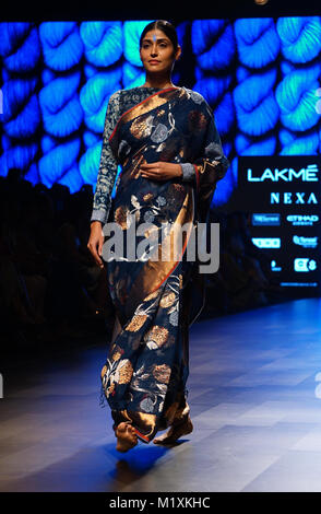 Mumbai, Indien. 02 Feb, 2018. Ein Modell showcase Designs von Gaurang auf dem Erscheinen während Tag 3 Lakme Fashion Week im Sommer/Resort 2018 Jio Garten in Mumbai. Credit: Azhar Khan/Pacific Press/Alamy leben Nachrichten Stockfoto