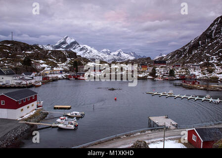 Das schöne Fischerdorf Sund in Flakstadøya auf den Lofoten norwegen Stockfoto