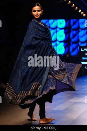 Mumbai, Indien. 02 Feb, 2018. Ein Modell showcase Designs von Gaurang auf dem Erscheinen während Tag 3 Lakme Fashion Week im Sommer/Resort 2018 Jio Garten in Mumbai. Credit: Azhar Khan/Pacific Press/Alamy leben Nachrichten Stockfoto