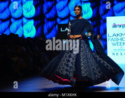 Mumbai, Indien. 02 Feb, 2018. Ein Modell showcase Designs von Gaurang auf dem Erscheinen während Tag 3 Lakme Fashion Week im Sommer/Resort 2018 Jio Garten in Mumbai. Credit: Azhar Khan/Pacific Press/Alamy leben Nachrichten Stockfoto