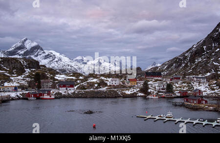 Das schöne Fischerdorf Sund in Flakstadøya auf den Lofoten norwegen Stockfoto