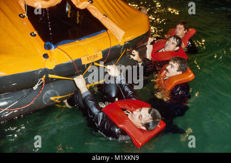 APT, Feuer und Unfallverhütung Schule für Personal, das die gefährlichen Arbeiten, Schwimmbad Übung mit rettungsinsel im Falle einer Havarie (Bornasco, Pavia, Italien) Stockfoto