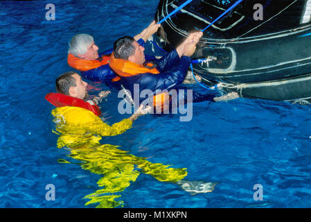 APT, Feuer und Unfallverhütung Schule für Personal, das die gefährlichen Arbeiten, Schwimmbad Übung mit rettungsinsel im Falle einer Havarie (Bornasco, Pavia, Italien) Stockfoto