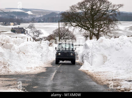 Ein Weg durch den Schnee driften als British Land Rover macht seinen Weg durch Eis und Schnee Stockfoto