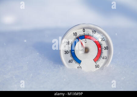 Thermometer mit Celsius in einem frischen Schnee mit Sub-zero Temperatur minus 8 Grad kalten Winterwetter Konzept plaziert Stockfoto