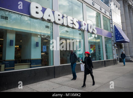 Ein bald geschlossen werden Babies R Us Store in der Nähe des Union Square in New York am Mittwoch, 24. Januar 2018. Toys R Us angekündigt, dass es bis zu 182 Filialen als Teil der Reorganisation in der Nähe nach dem Konkurs. Ihre retail Fußabdruck verkleinern wird 20 Prozent und einige Standorte werden jetzt eine kombinierte Toys R Us und Babies R Us Marken. (Â© Richard B. Levine) Stockfoto