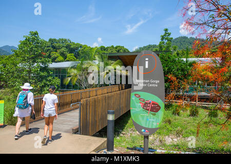 Mutter und Tochter kommen am Mossman Gorge Besucherzentrum im Daintree National Park, Far North Queensland, Australien Stockfoto