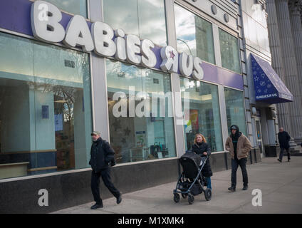 Ein bald geschlossen werden Babies R Us Store in der Nähe des Union Square in New York am Mittwoch, 24. Januar 2018. Toys R Us angekündigt, dass es bis zu 182 Filialen als Teil der Reorganisation in der Nähe nach dem Konkurs. Ihre retail Fußabdruck verkleinern wird 20 Prozent und einige Standorte werden jetzt eine kombinierte Toys R Us und Babies R Us Marken. (Â© Richard B. Levine) Stockfoto