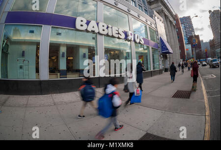 Ein bald geschlossen werden Babies R Us Store in der Nähe des Union Square in New York am Mittwoch, 24. Januar 2018. Toys R Us angekündigt, dass es bis zu 182 Filialen als Teil der Reorganisation in der Nähe nach dem Konkurs. Ihre retail Fußabdruck verkleinern wird 20 Prozent und einige Standorte werden jetzt eine kombinierte Toys R Us und Babies R Us Marken. (Â© Richard B. Levine) Stockfoto