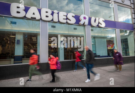 Ein bald geschlossen werden Babies R Us Store in der Nähe des Union Square in New York am Mittwoch, 24. Januar 2018. Toys R Us angekündigt, dass es bis zu 182 Filialen als Teil der Reorganisation in der Nähe nach dem Konkurs. Ihre retail Fußabdruck verkleinern wird 20 Prozent und einige Standorte werden jetzt eine kombinierte Toys R Us und Babies R Us Marken. (Â© Richard B. Levine) Stockfoto