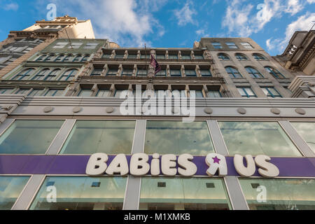 Ein bald geschlossen werden Babies R Us Store in der Nähe des Union Square in New York am Mittwoch, 24. Januar 2018. Toys R Us angekündigt, dass es bis zu 182 Filialen als Teil der Reorganisation in der Nähe nach dem Konkurs. Ihre retail Fußabdruck verkleinern wird 20 Prozent und einige Standorte werden jetzt eine kombinierte Toys R Us und Babies R Us Marken. (Â© Richard B. Levine) Stockfoto