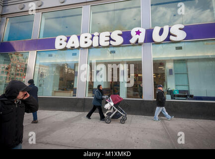 Ein bald geschlossen werden Babies R Us Store in der Nähe des Union Square in New York am Mittwoch, 24. Januar 2018. Toys R Us angekündigt, dass es bis zu 182 Filialen als Teil der Reorganisation in der Nähe nach dem Konkurs. Ihre retail Fußabdruck verkleinern wird 20 Prozent und einige Standorte werden jetzt eine kombinierte Toys R Us und Babies R Us Marken. (Â© Richard B. Levine) Stockfoto