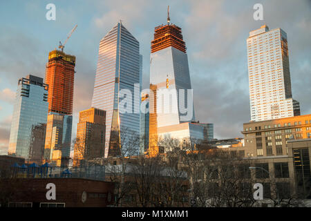 10 Hudson Yards, Mitte links, 30 Hudson Yards, Mitte rechts, und andere Hudson Yards Entwicklung in New York am Mittwoch, 24. Januar 2018. Die Eugene Apartment Gebäude ist auf der rechten Seite. (Â© Richard B. Levine) Stockfoto