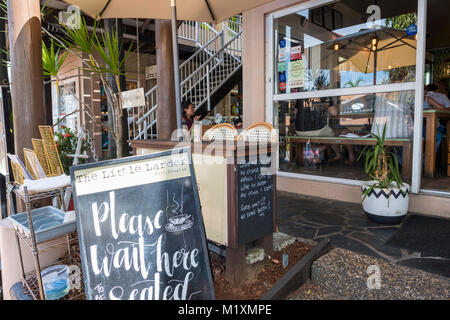 Die kleine Speisekammer Restaurant Cafe in der Macrossan Street, Port Douglas, Australien Stockfoto