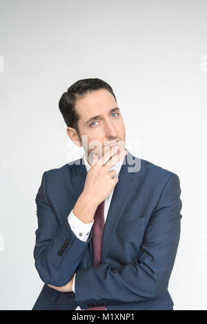 Eine elegant gekleidete Mann vermittelt eine Reihe von Gesichts- und körperlichen Gefühle, Porträt, auf weißem Hintergrund Stockfoto