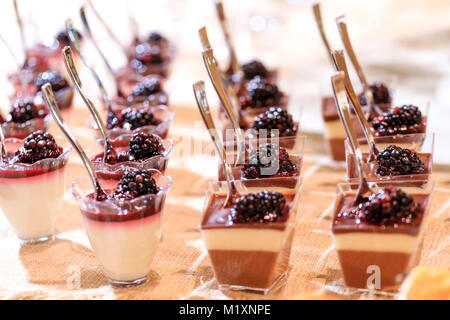 Frische Beeren in den Becher mit dem Joghurt, mit einer geringen Tiefenschärfe und selektiven Fokus. Gesundes Frühstück mit hausgemachten frischen Beeren. Stockfoto