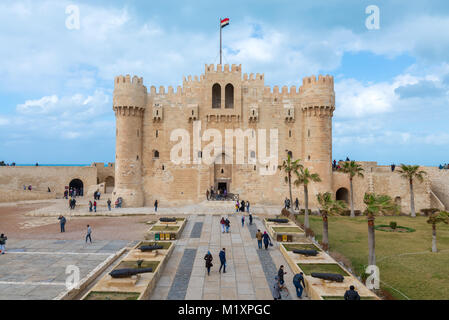 Alexandria, Ägypten - Januar 25, 2018: Zitadelle von Qaitbay, defensive Festung aus dem 15. Jahrhundert an der Mittelmeer Küste Stockfoto