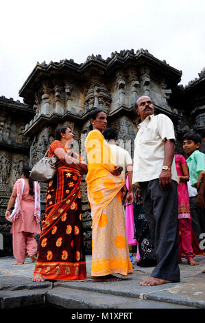 Indische Leute besucht Hoysaleswara Tempel, Halebidu, Karnataka, Indien Stockfoto