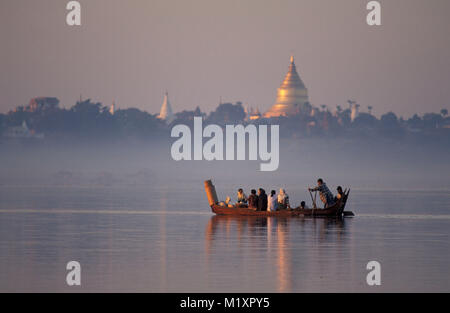 Myanmar. Bagan (Pagan) Taxi Boot auf Ayeyarwady Fluss (Irradwaddy Fluss) bei Sonnenaufgang. Blick auf die Shwezigon Pagode (Buddhismus). Stockfoto