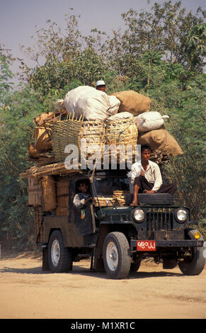 Myanmar (Birma). Sagaing, in der Nähe von Mandalay. Alte Willy's Jeep für den Transport. Stockfoto