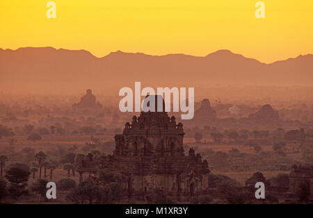 Myanmar. Bagan (Pagan). Buddhistische Tempelanlage. Blick auf alte Tempel. Vor Sulamani Tempel. Stockfoto