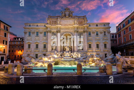 Fontana di Trevi - oder Trevibrunnen - ist ein Brunnen in Rom, es ist der größte barocke Brunnen in der Stadt und die Schönsten der Welt Stockfoto