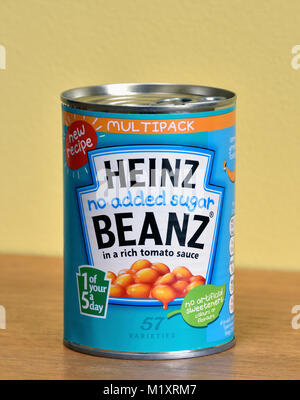 Heinz, ohne Zusatz von Zucker Beanz in einem reichen Tomatensauce. Multipack können von Heinz gebackene Bohnen. Neue Rezept. 1 von 5 am Tag. Keine künstlichen sweetner. Stockfoto