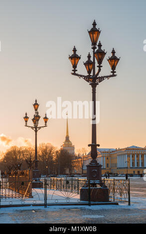 Blick von der Admiralität, dem Schlossplatz bei Sonnenuntergang. St. Petersburg, Russland Stockfoto